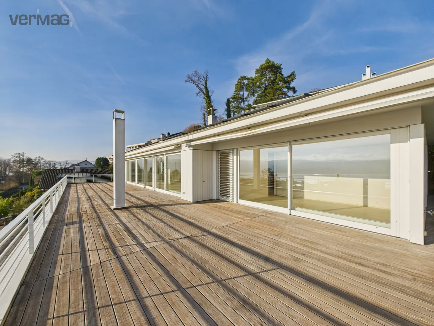 Goditi il panorama del lago e della montagna direttamente dalla tua terrazza - Foto 3 di 13