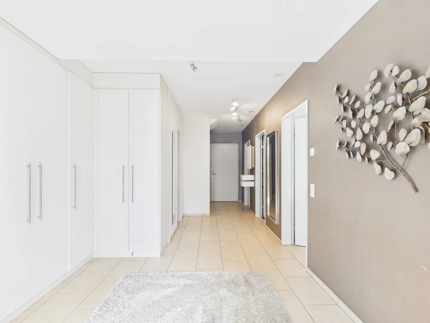 Modern Semi-Detached House with a View and Garden - Photo 3 of 13