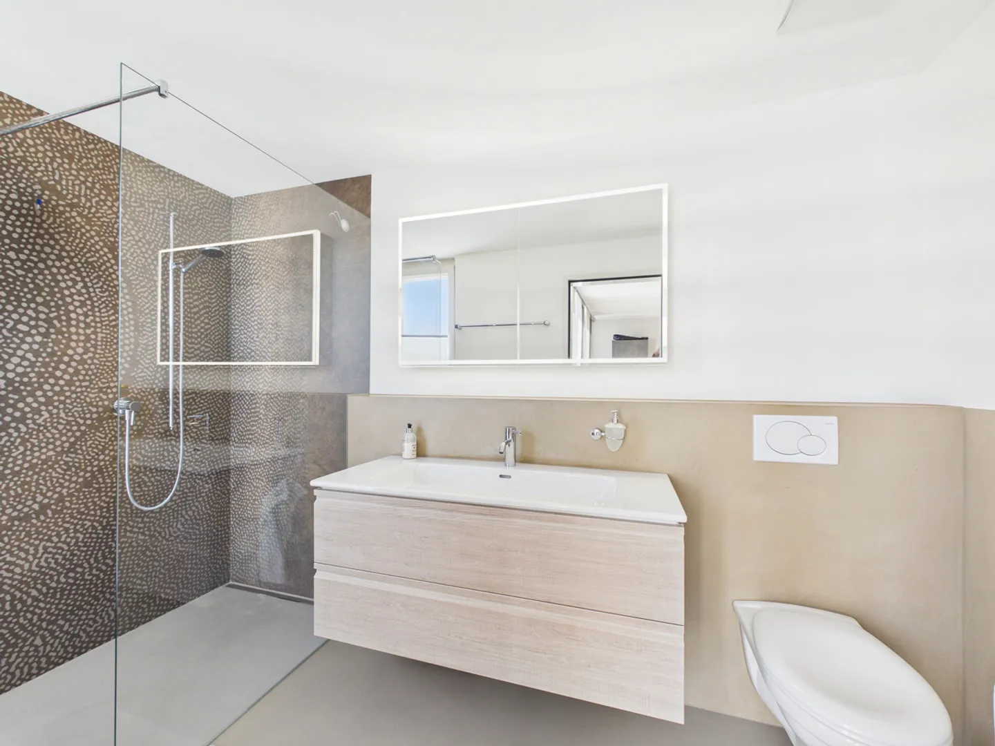 Modern Semi-Detached House with a View and Garden - Photo 8 of 13