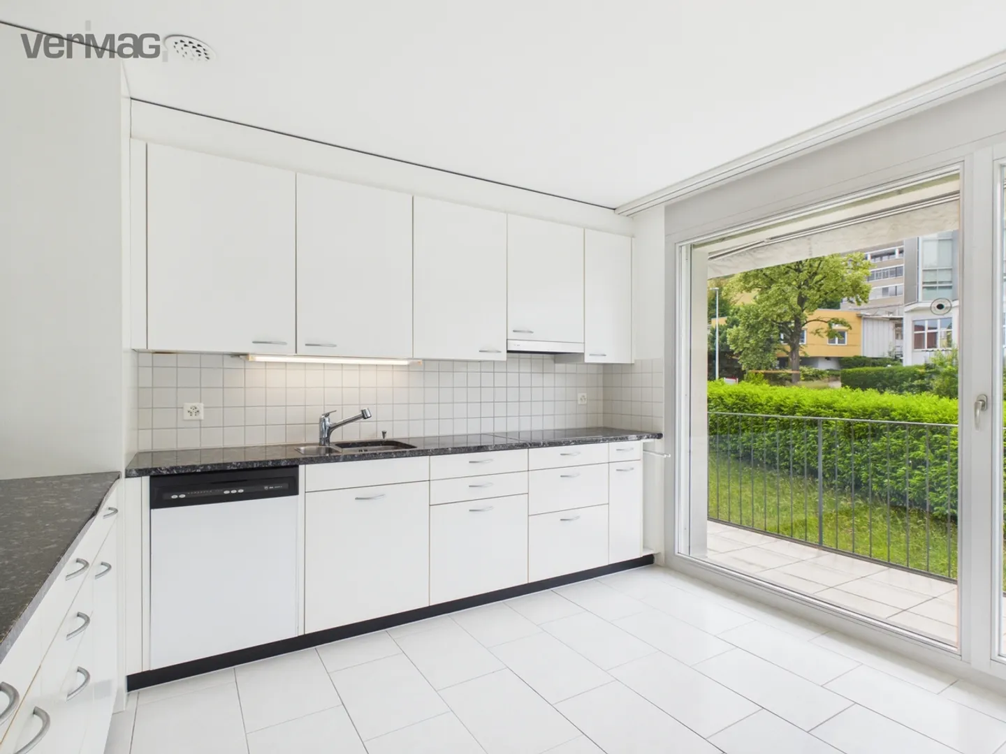 Living with a View: Bright Apartment with Two Balconies in Horgen - Photo 7 of 11