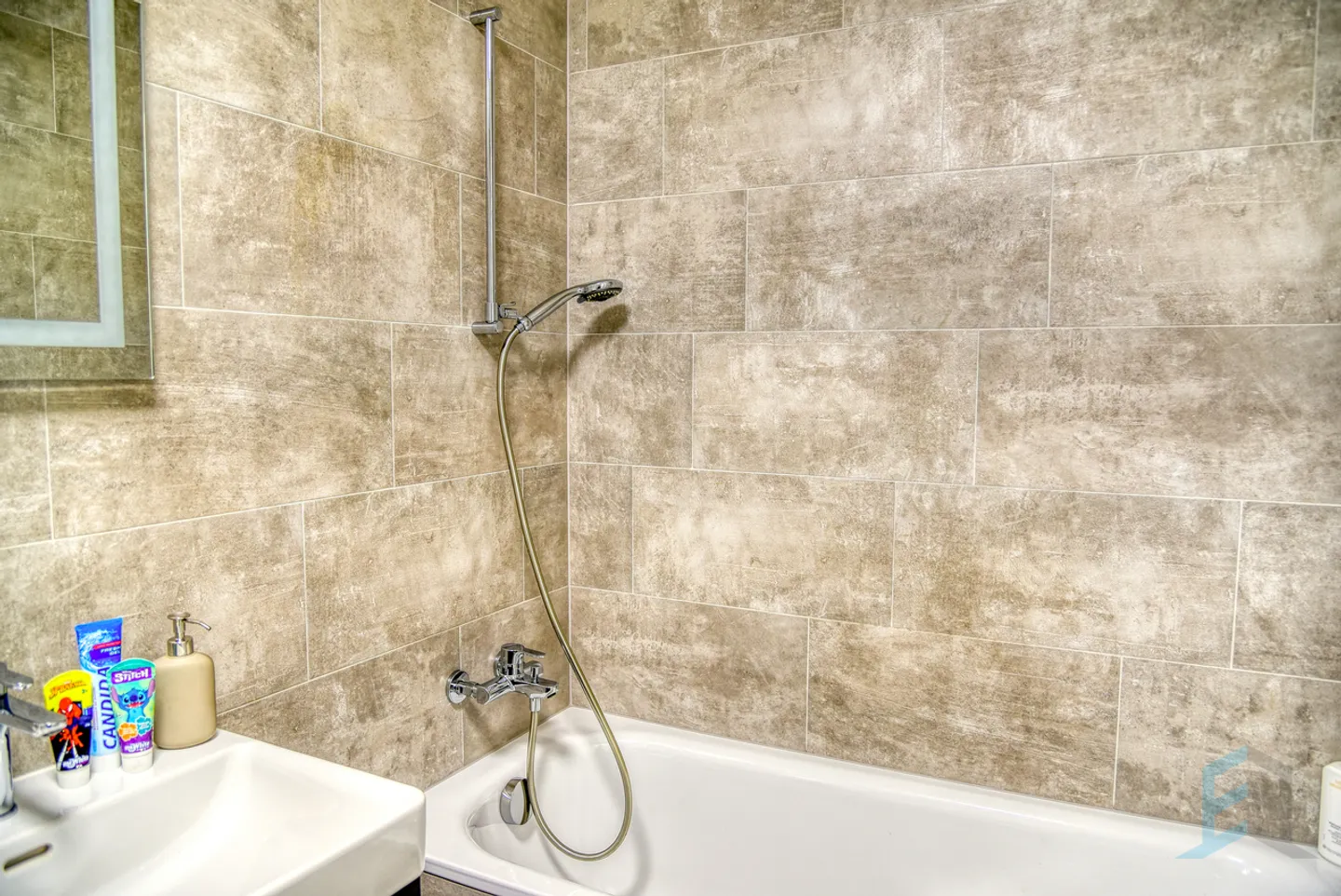 Exclusive detached villa with 5 ½ rooms and garden in Aproz - Photo 5 of 13
