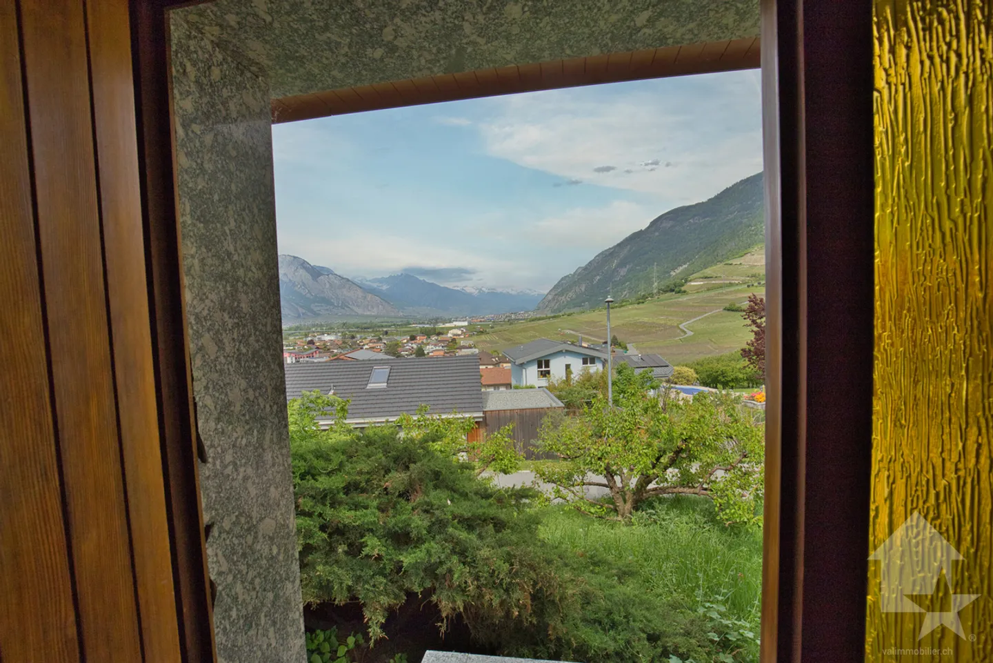 Villa traditionnelle avec grand sous-sol implantée sur une grande parcelle de 1'075 m2 - Photo 6 sur 13
