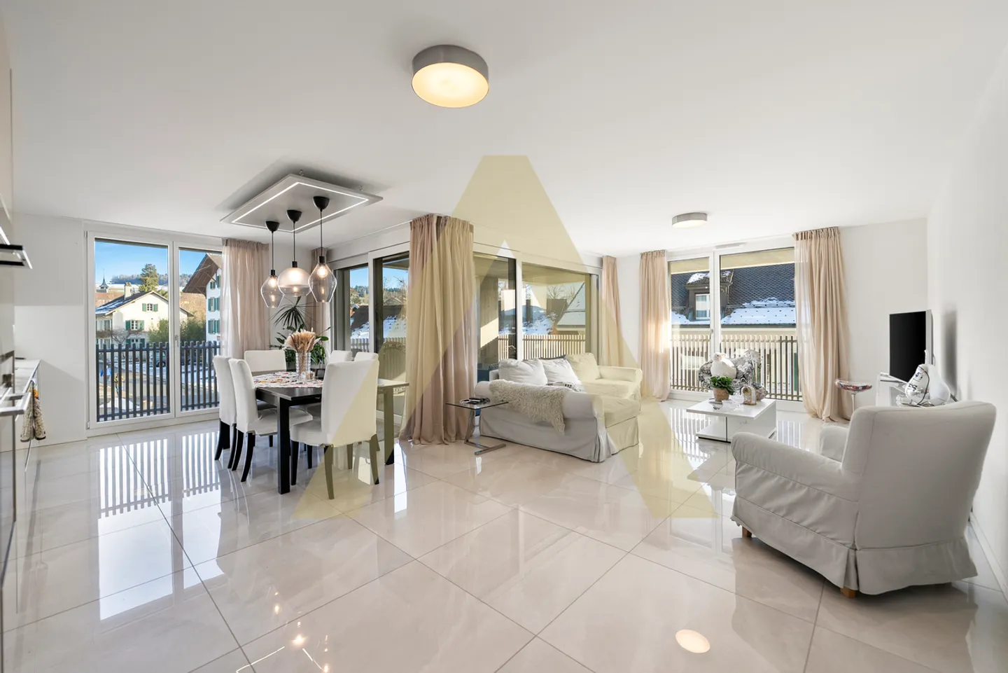 Bright apartment with elegant finishes - Photo 3 of 9