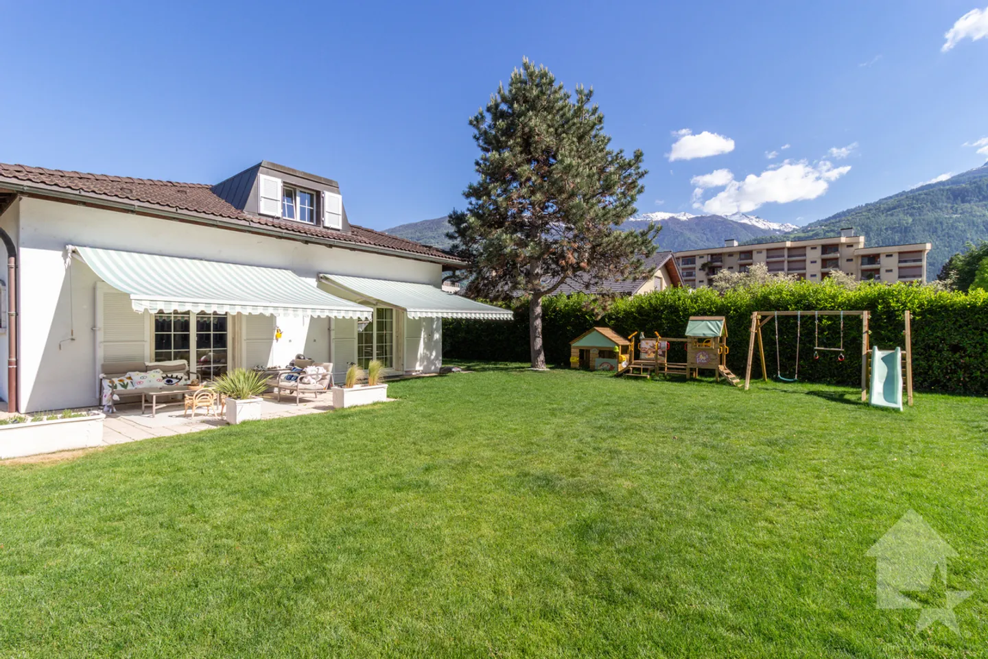 Wunderschöne 6,5-Zimmer-Villa mit Studio und großem Garten - Foto 3 von 13
