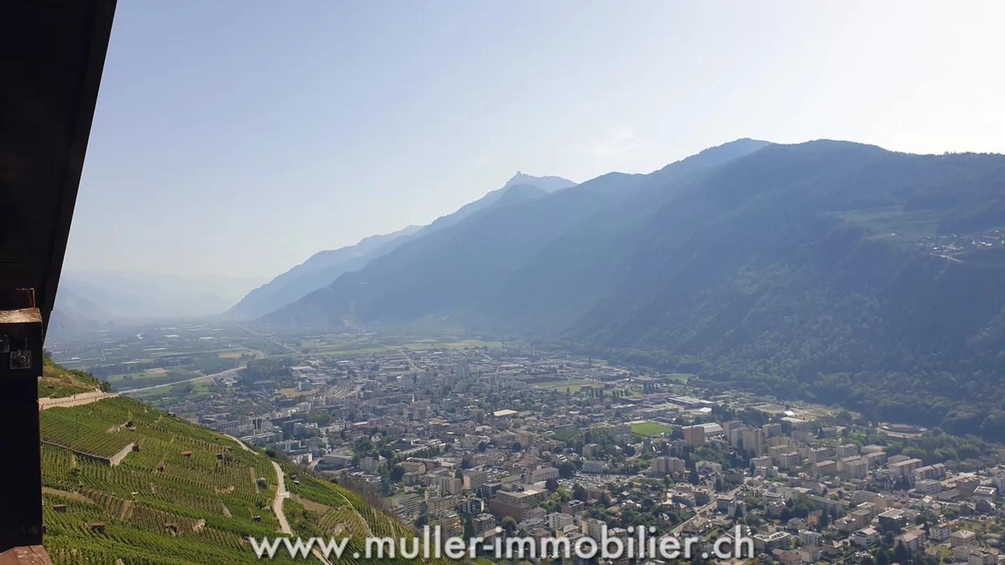 Schönes Haus umgeben von Weinbergen mit Blick auf die Berge - Foto 11 von 13