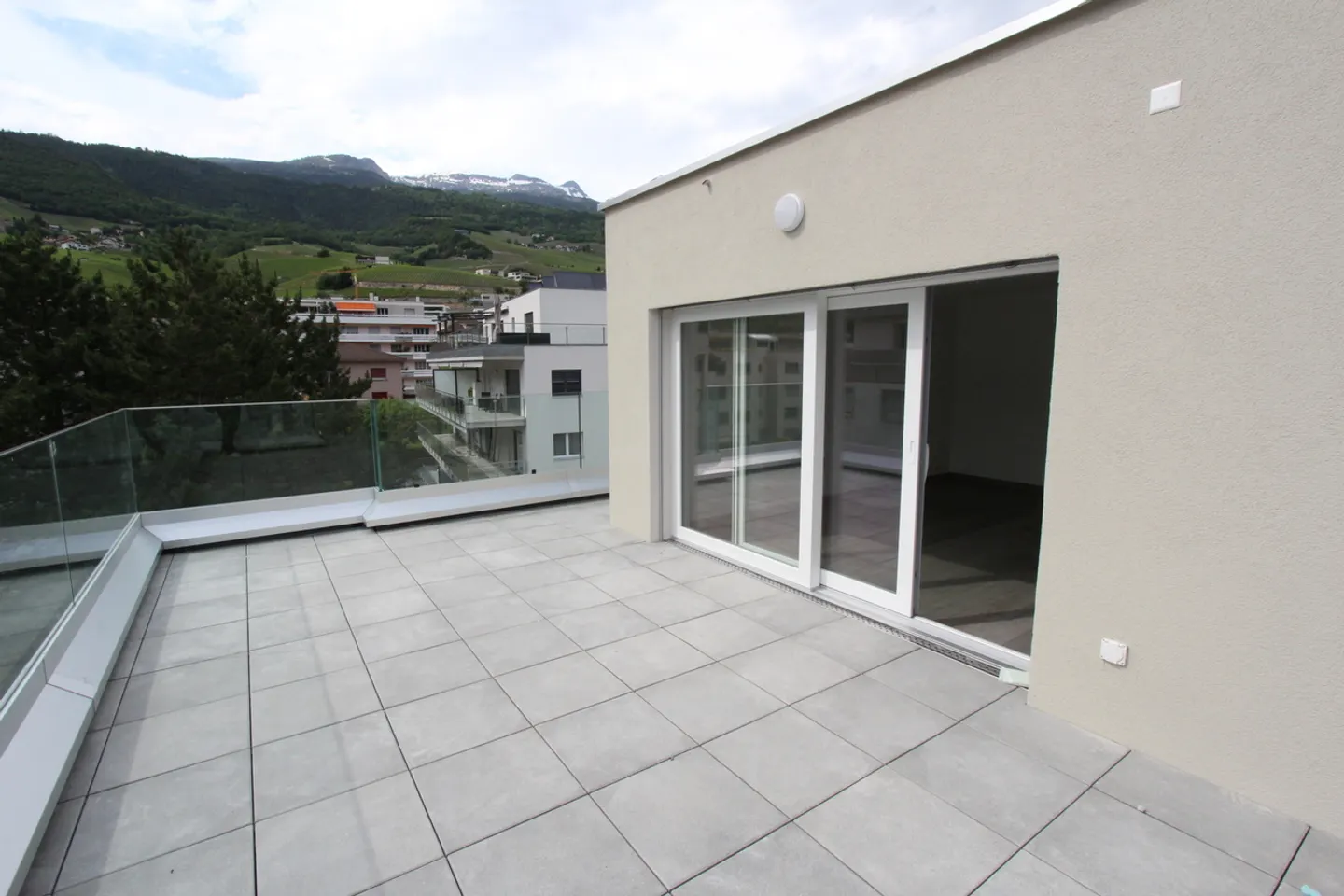 2.5-ROOM PENTHOUSE WITH 40M2 TERRACE - Photo 9 of 10
