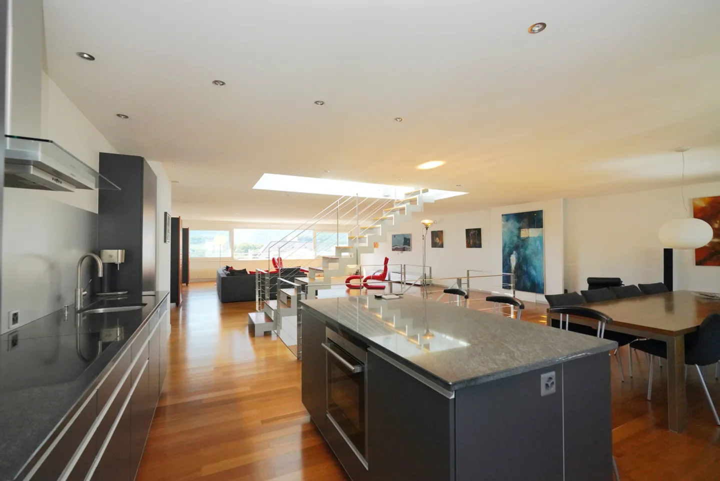 SPLENDIDE DUPLEX EN ATTIQUE AU CENTRE-VILLE DE SIERRE - Photo 2 sur 13