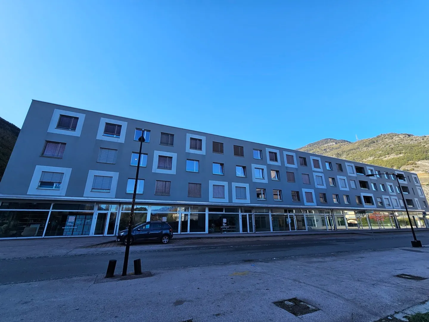 INDOOR PARKING SPACES FOR RENT IN MARTIGNY - Photo 1 of 2