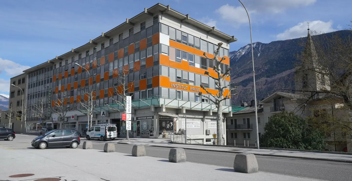 SIERRE CITY CENTER DUPLEX APARTMENT WITH A VIEW - Photo 3 of 13