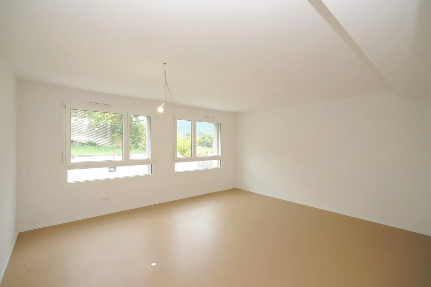 GERÄUMIGE BÜROS IN SIERRE - Foto 12 von 13