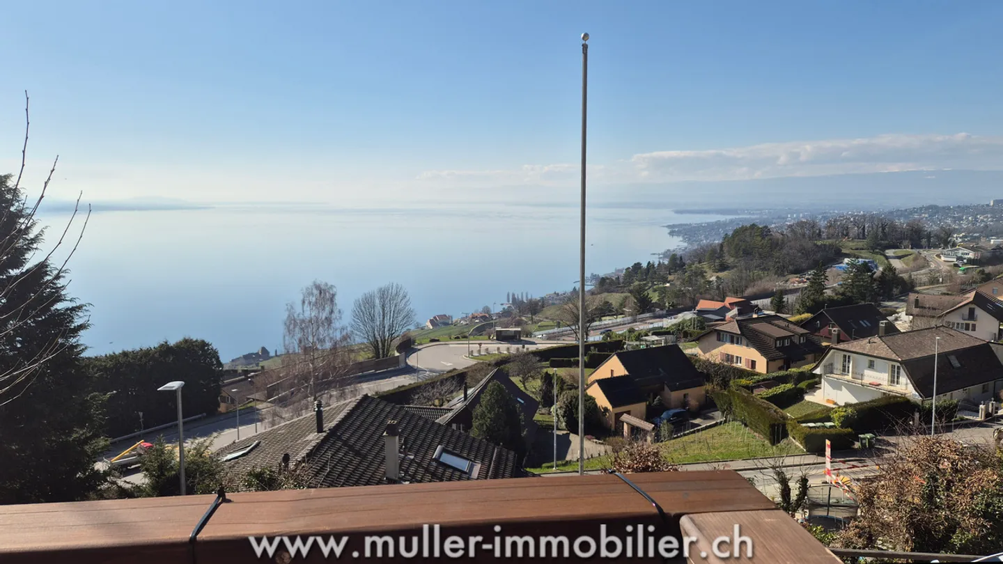 Chalet with Stunning Lake View - Photo 7 of 13