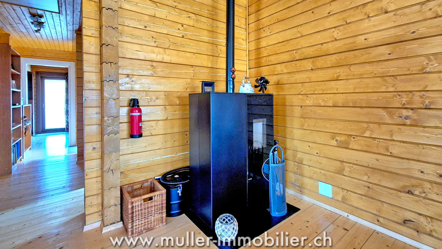 Villa in legno a pochi passi dalla laguna di Cheyres - Foto 11 di 13