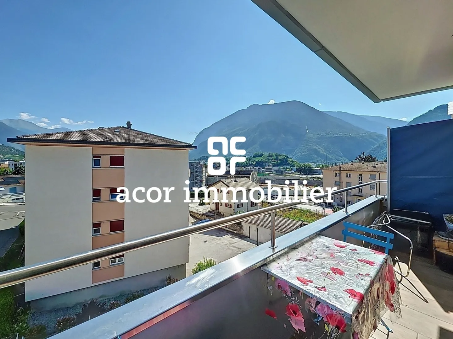 Renovated 4.5-room apartment with garage box - Photo 1 of 5