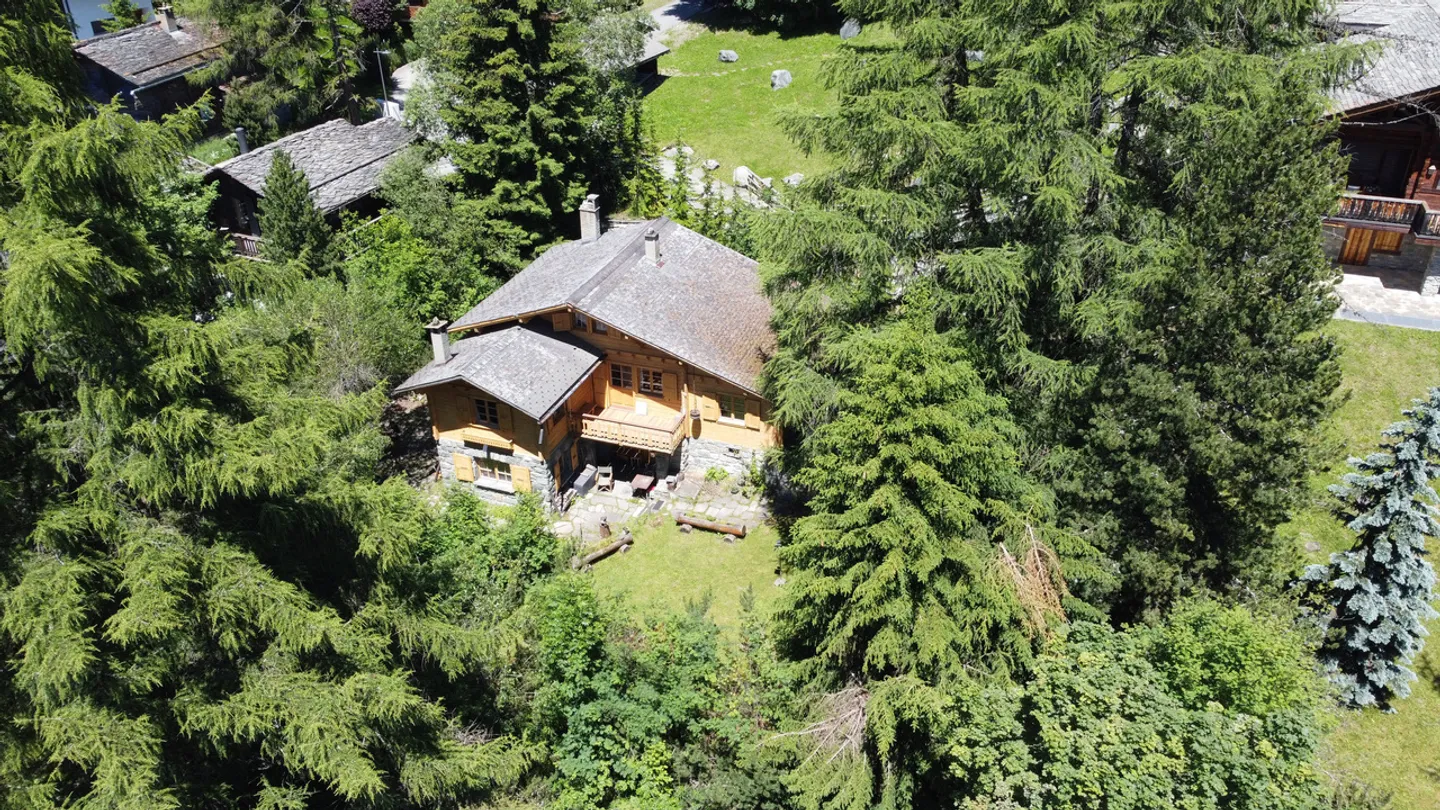 Situé au coeur de Verbier, ce chalet se dresse dans une nature intacte - Photo 10 sur 10
