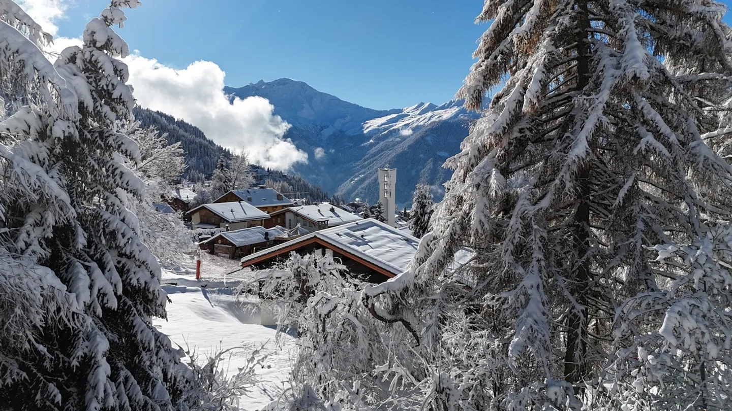 Situé au coeur de Verbier, ce chalet se dresse dans une nature intacte - Photo 3 sur 10