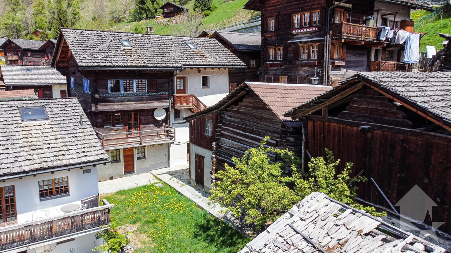 Chalet comprising two independent duplex apartments with convertible barn - Photo 1 of 13
