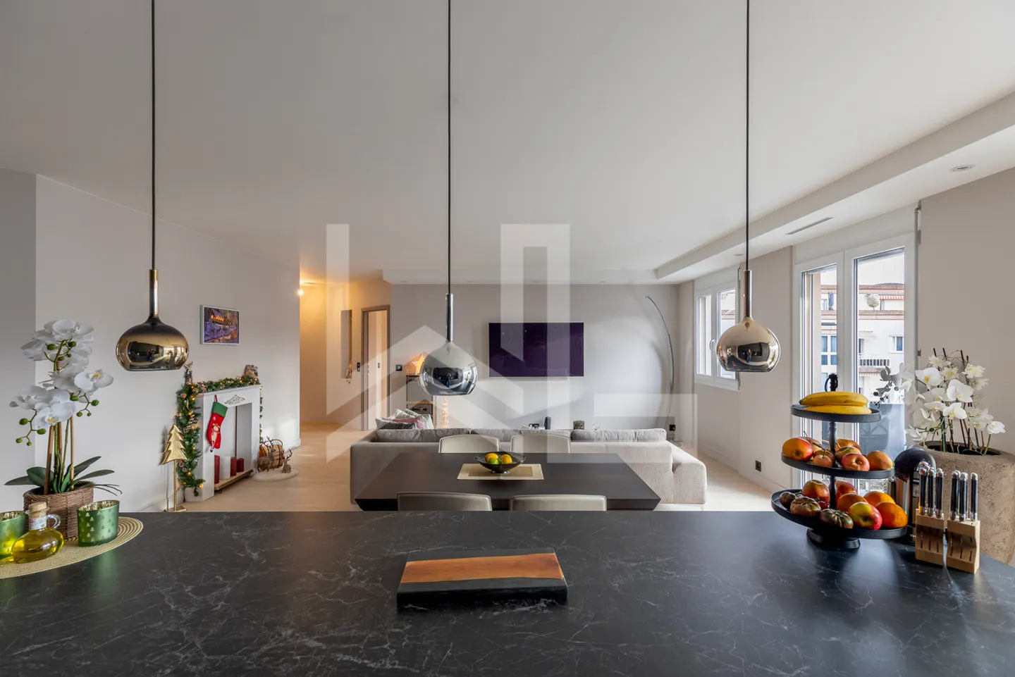 Fully renovated modern apartment - Photo 3 of 13