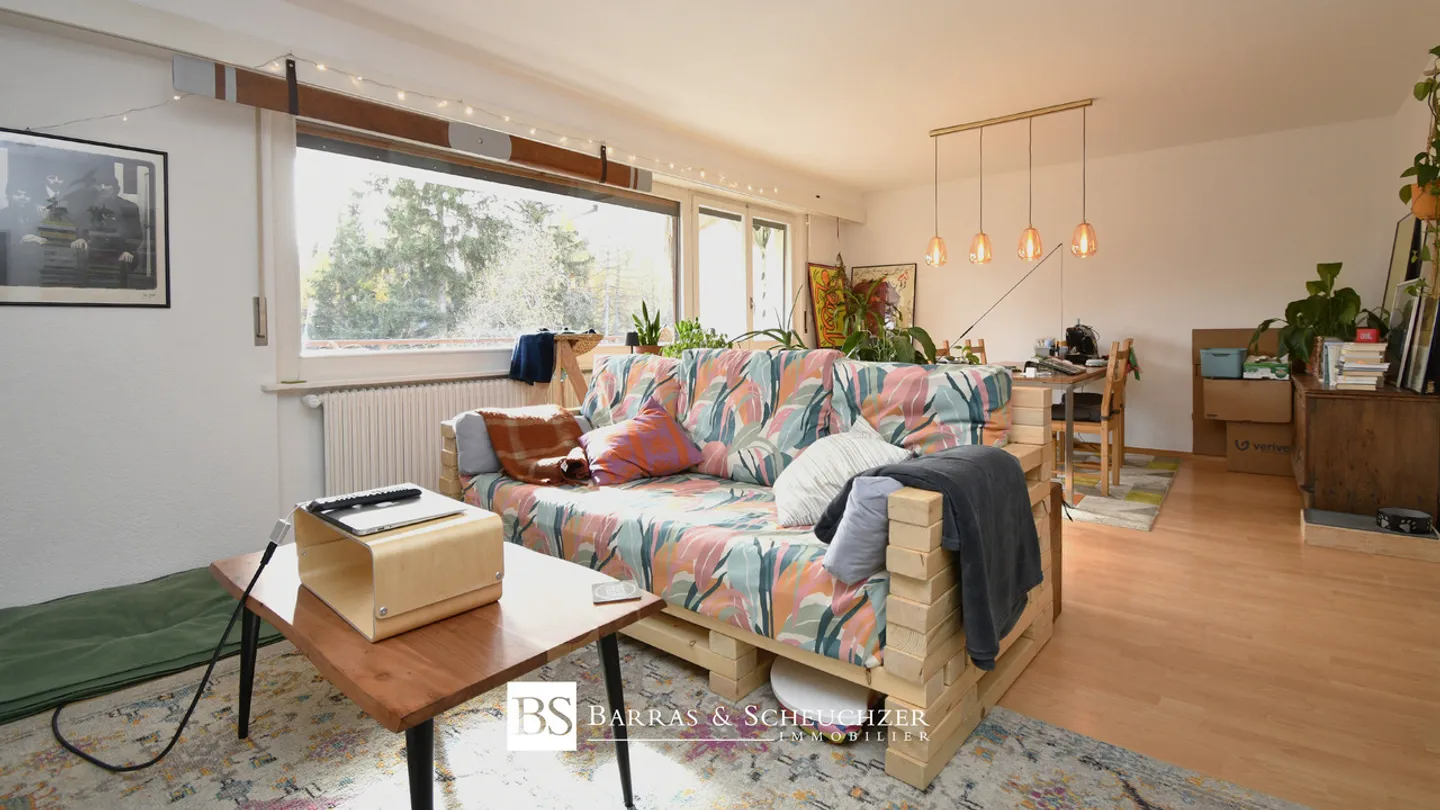 Spazioso appartamento di 2.5 locali con balcone e vista libera - Foto 3 di 9