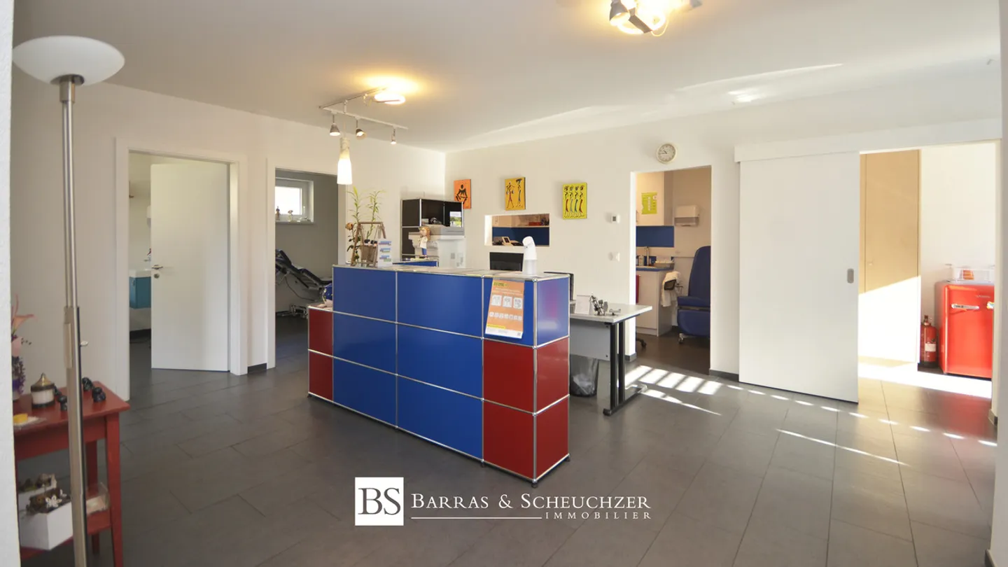 Multifunktionales Pflegezentrum mit 6 Räumen und 10 Parkplätzen - Foto 2 von 12