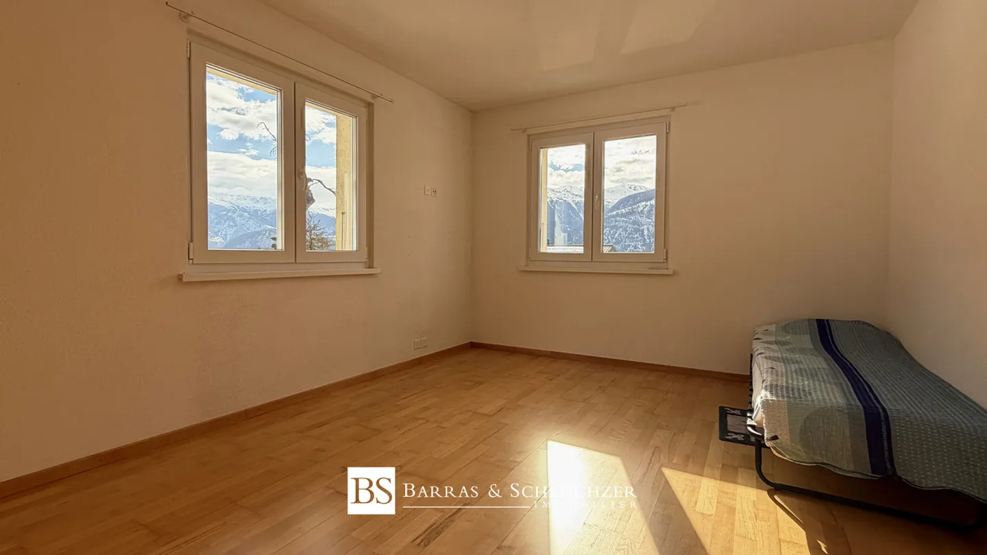 Spaziosa villa su terreno pianeggiante, tranquilla e con vista panoramica - Foto 11 di 13