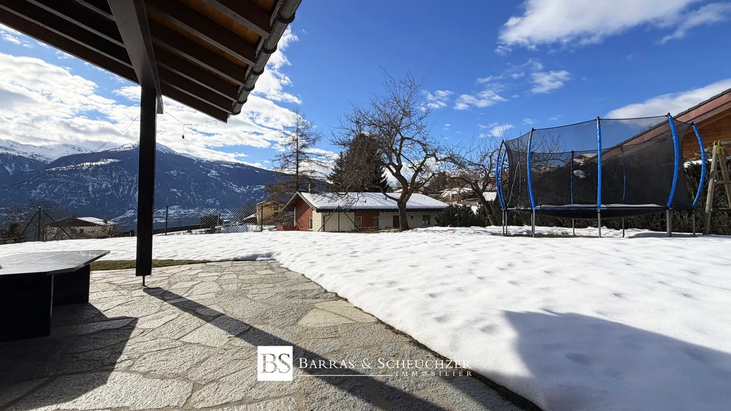 Spaziosa villa su terreno pianeggiante, tranquilla e con vista panoramica - Foto 1 di 13