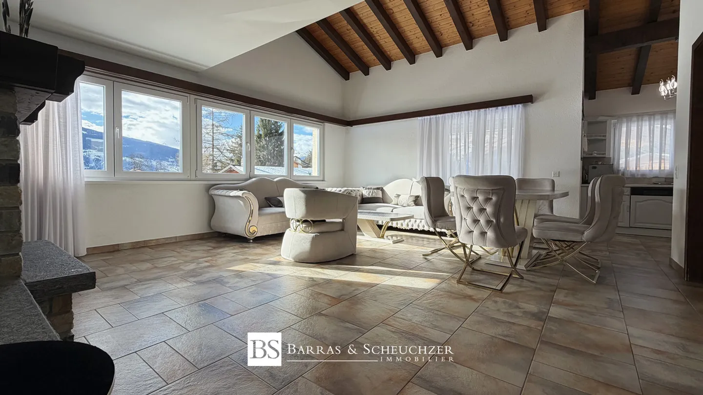 Spaziosa villa su terreno pianeggiante, tranquilla e con vista panoramica - Foto 2 di 13