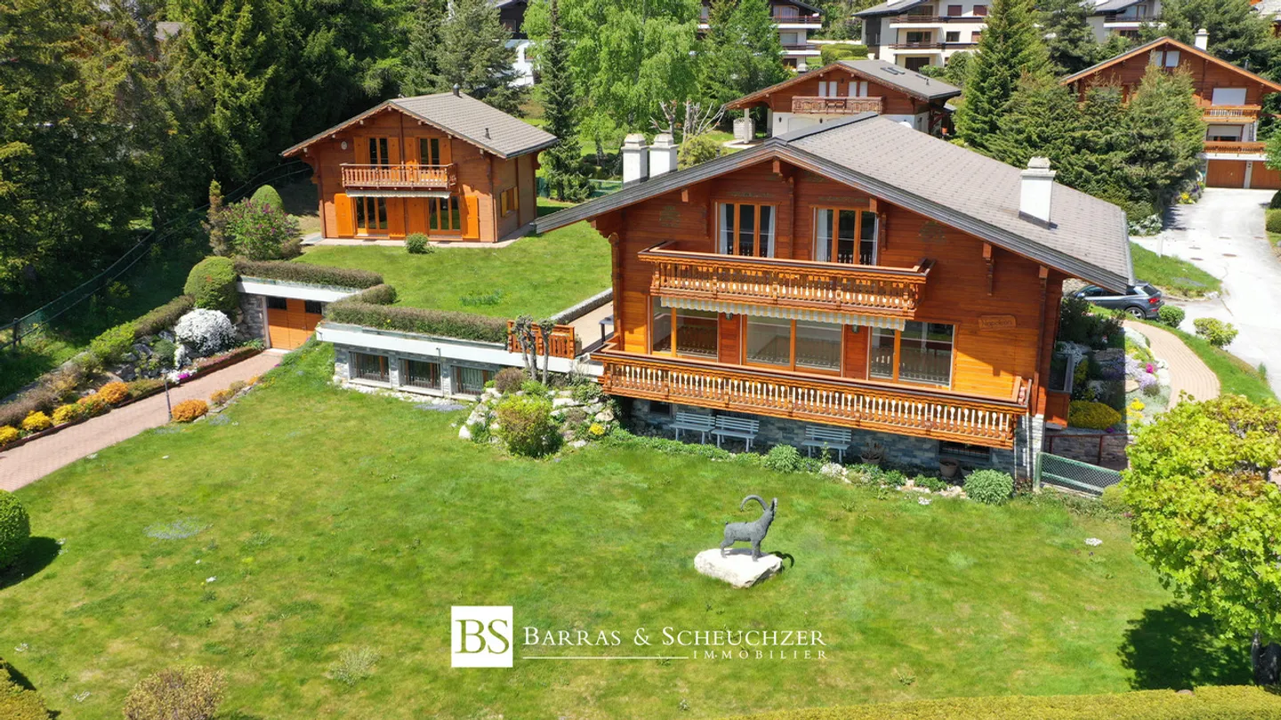 Estate near the golf course consisting of 4 plots and 2 chalets - Photo 1 of 6