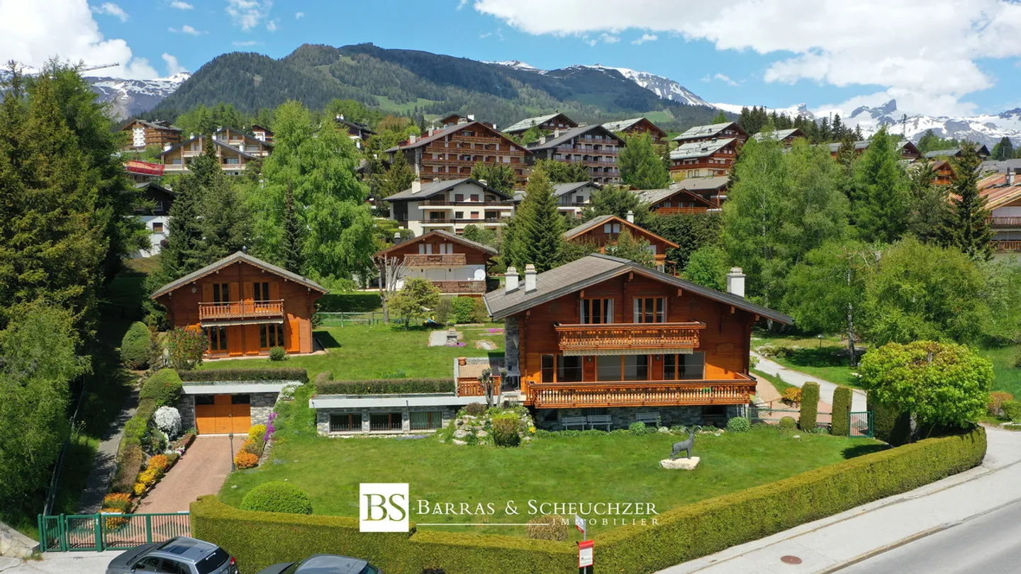 Estate near the golf course consisting of 4 plots and 2 chalets - Photo 5 of 6