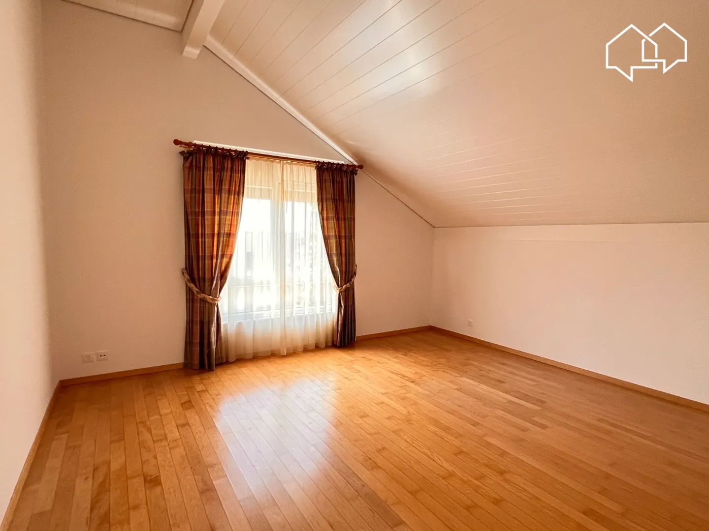 Detached 6.5 room villa with swimming pool in an idyllic setting - Photo 10 of 13