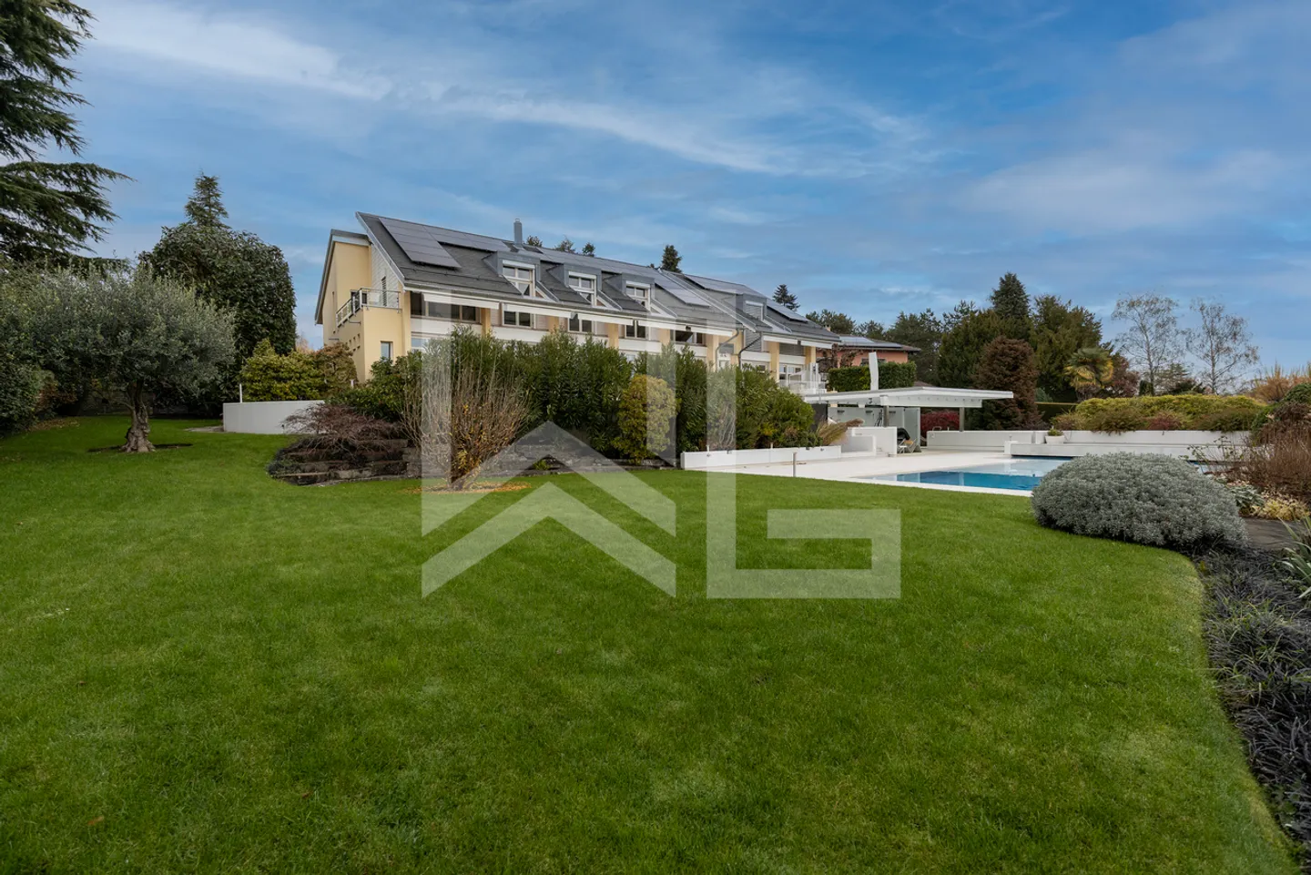 Contemporary architect-designed villa with panoramic views - Photo 7 of 7