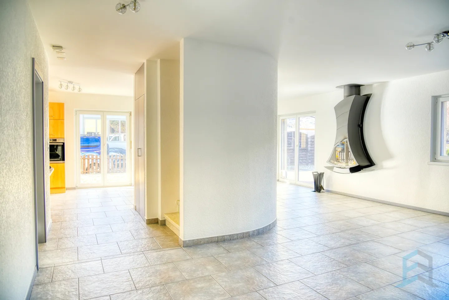 ESCLUSIVA Spaziosa villa indipendente di 5 ½ locali con giardino - Foto 3 di 13