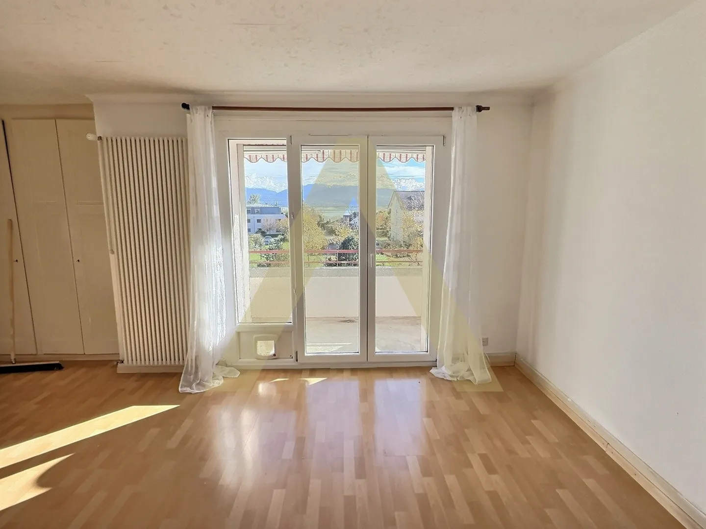 Welcoming duplex with lake view - Photo 4 of 12