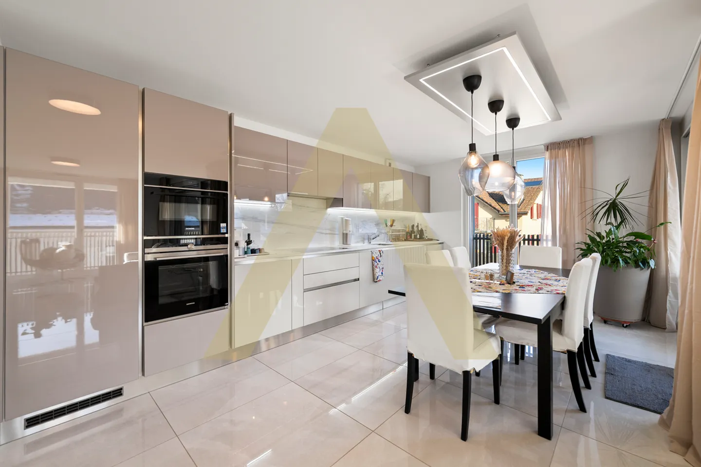 Bright apartment with elegant finishes - Photo 4 of 9