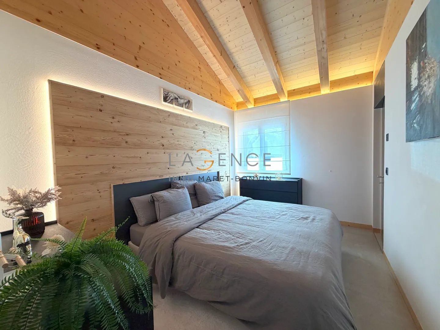 EXCEPTIONAL CHALET WITH PANORAMIC VIEW - Photo 4 of 13