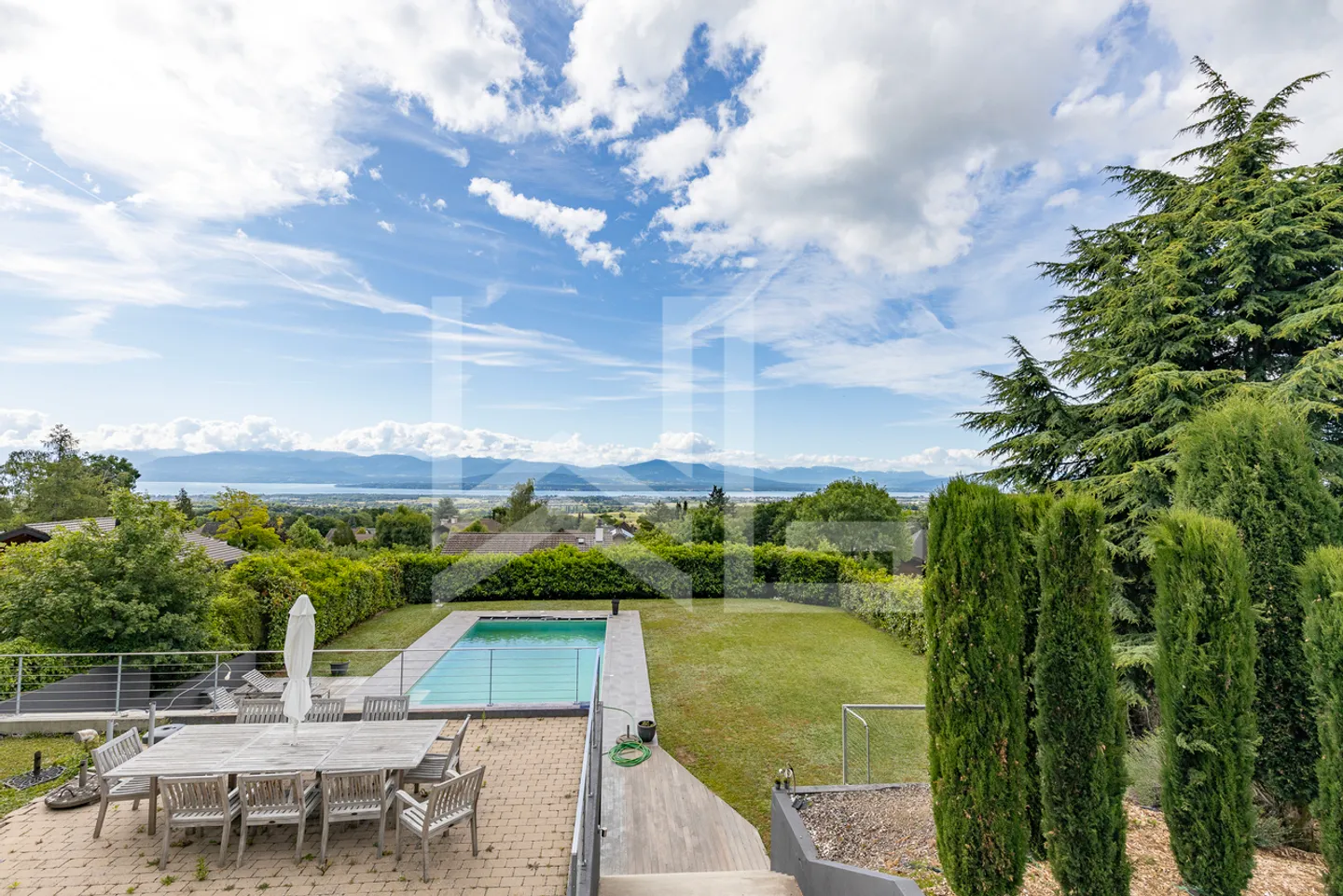 Gros potentiel pour cette propriété avec vue lac - Foto 1 di 2