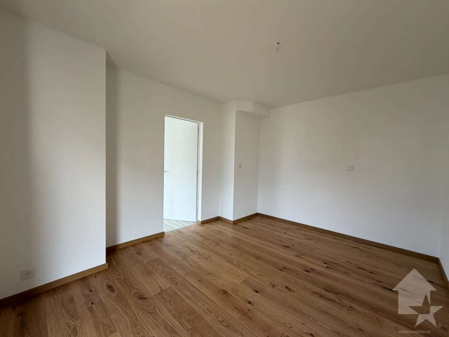 Bell'appartamento di 4,5 stanze, situato vicino ai servizi - Foto 5 di 13