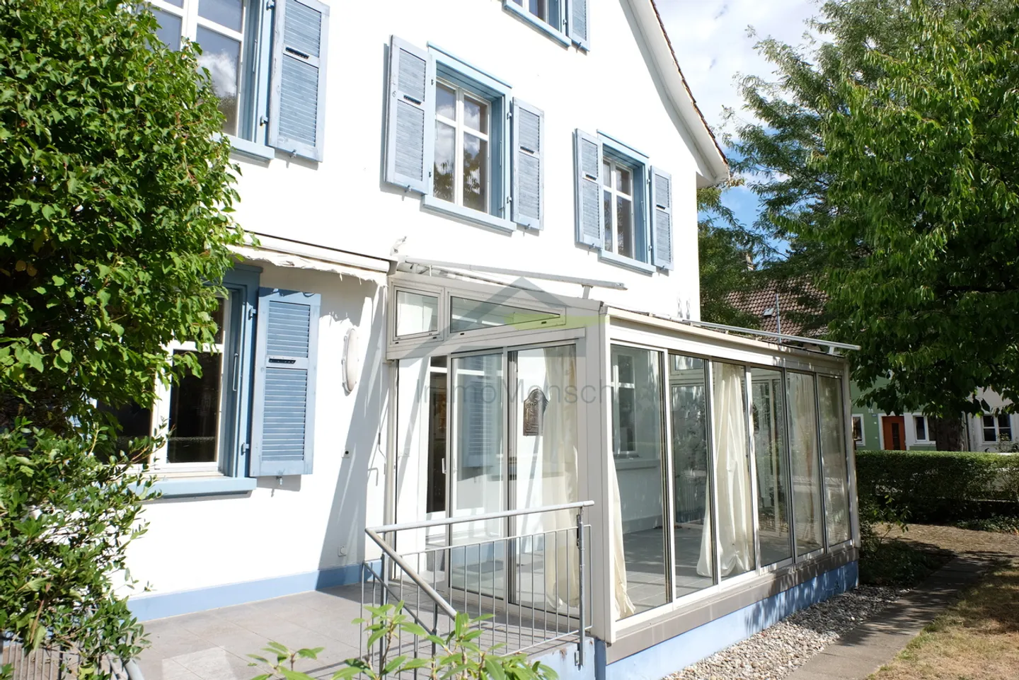 Exciting Opportunity: Beautiful Semi-Detached House with Apartment - Photo 8 of 13