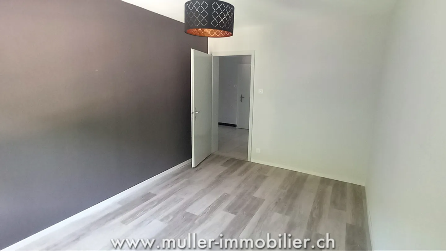 Renovated 3.5-room apartment with balcony in Monthey - Photo 4 of 12