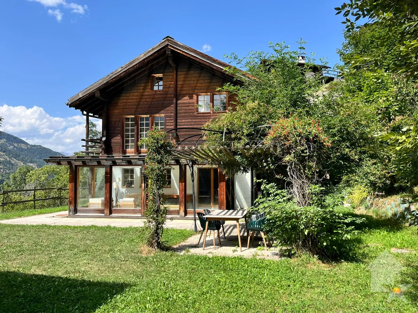 Spazioso chalet di carattere con bella veranda e magnifico giardino - Foto 1 di 13