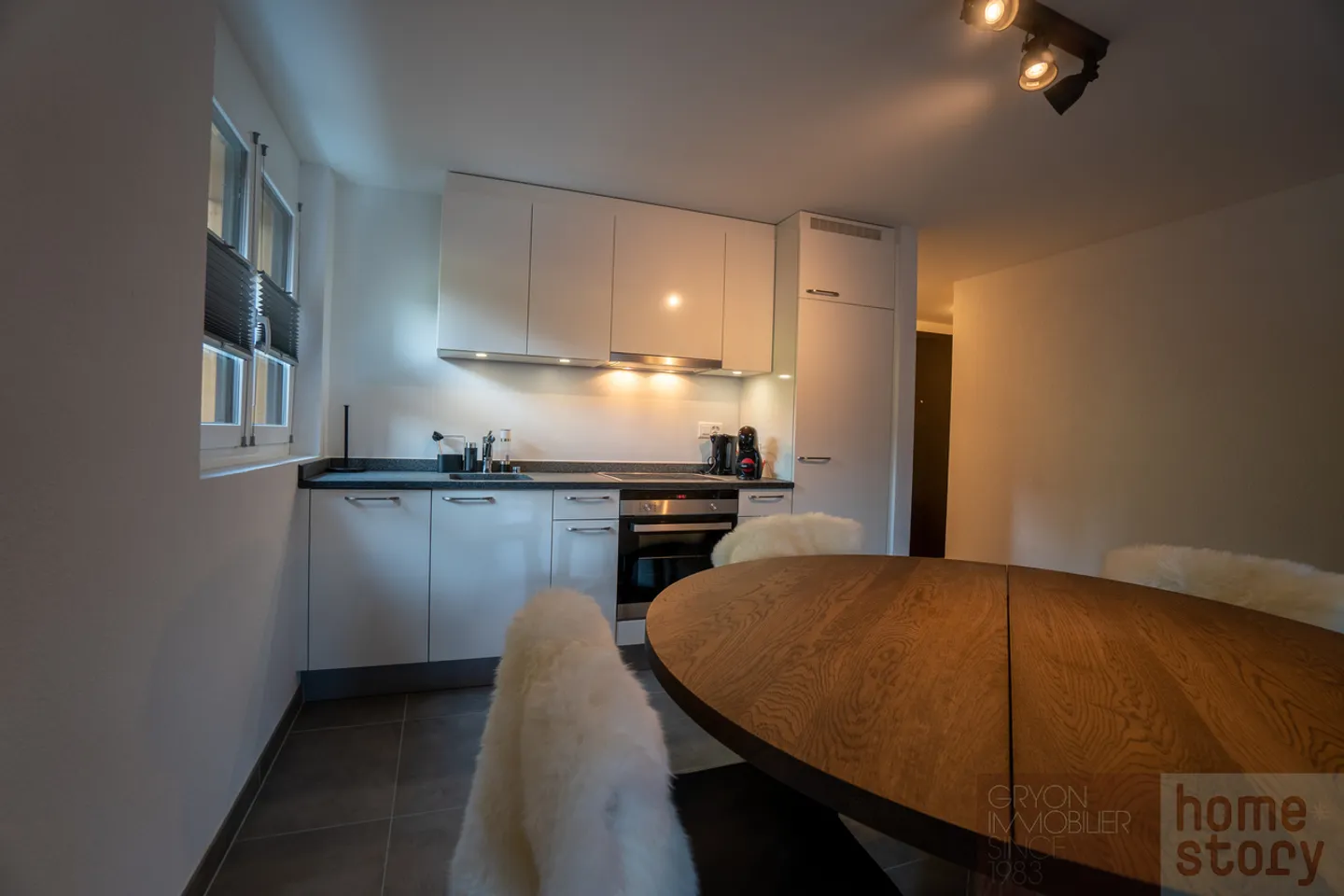 Appartamento nuovo arredato di 2 locali con parcheggio coperto - Foto 2 di 11