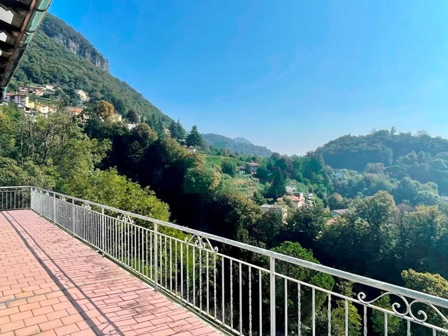 Spaziosa casa con 3 appartamenti (unibili) e con una magnifica vista - Foto 3 von 13