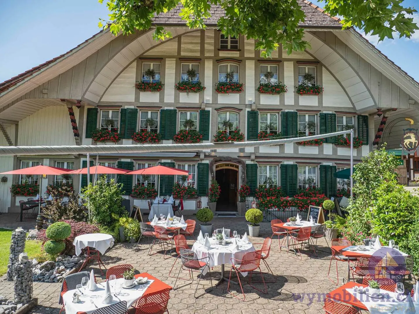 Triplo Attraente: Appartamenti Minergie, Locanda Redditizia + Terreno Edificabile! - Foto 1 di 11