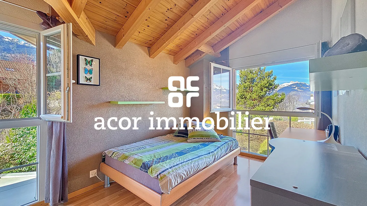 Villa con volumi spettacolari di fronte alle Alpi - Foto 11 di 12