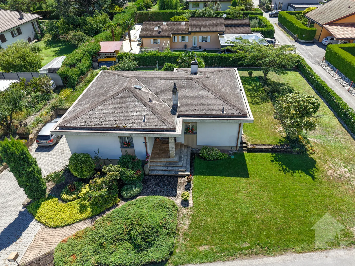 Charming 6.5 room villa with magnificent garden, ideal and quiet location - Photo 2 of 13