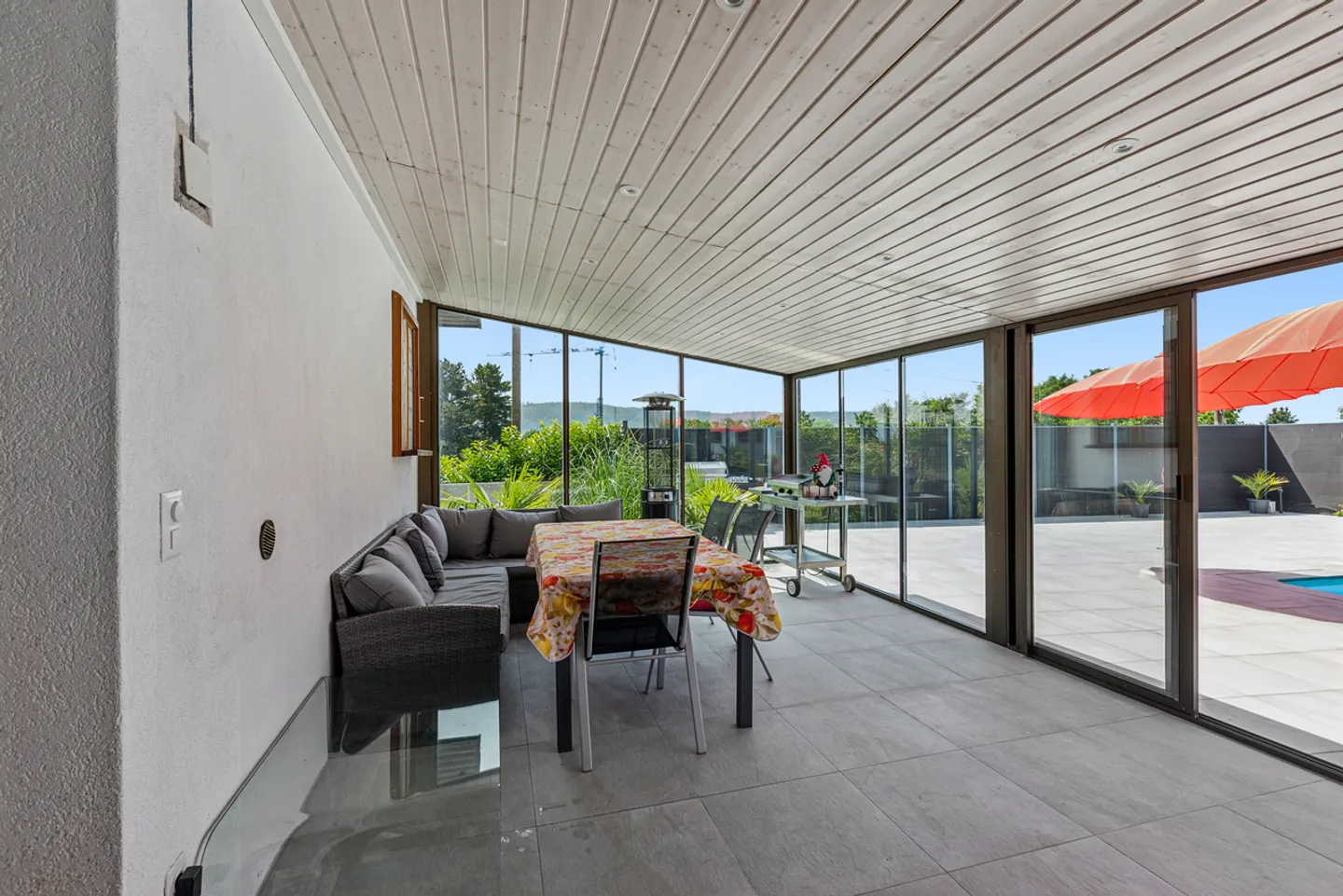 Propriété familiale de 8 pièces avec piscine et vue partielle lac - Photo 3 sur 11