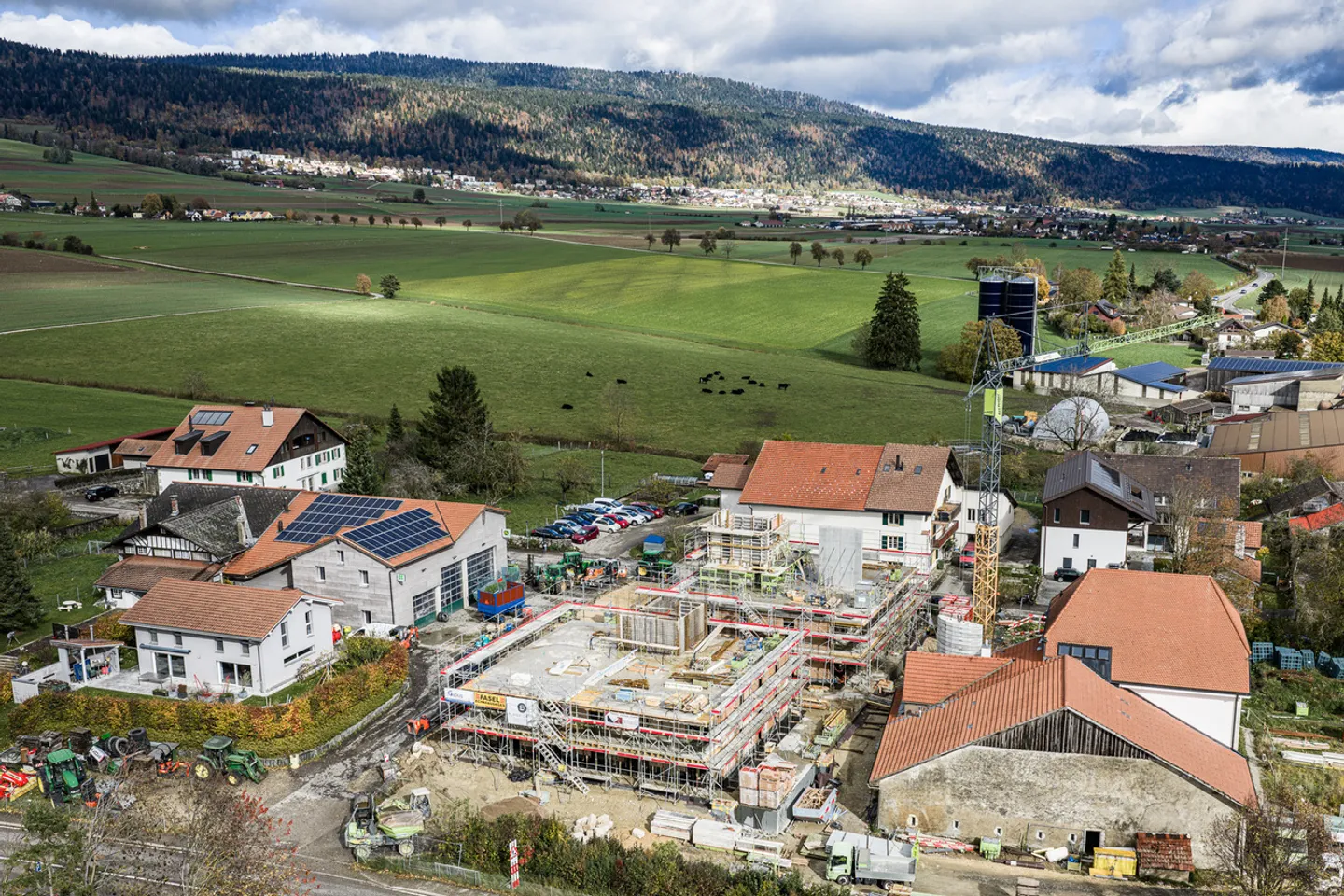 The living space that resembles you in this 4.5 room penthouse - Photo 1 of 6