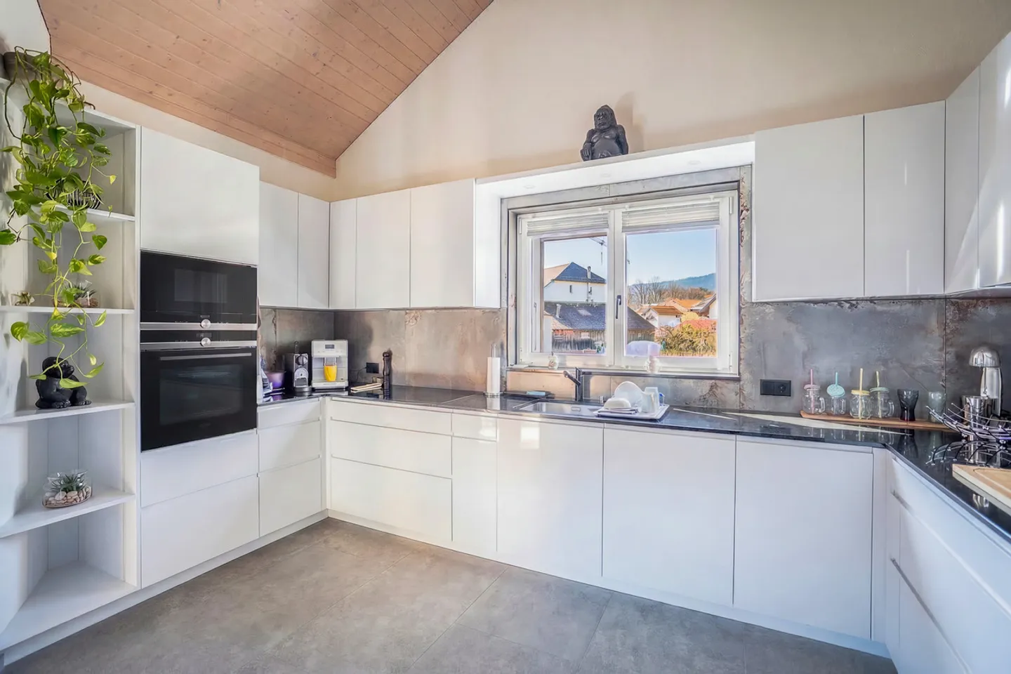 Renovated Duplex Attic Apartment - Photo 3 of 12