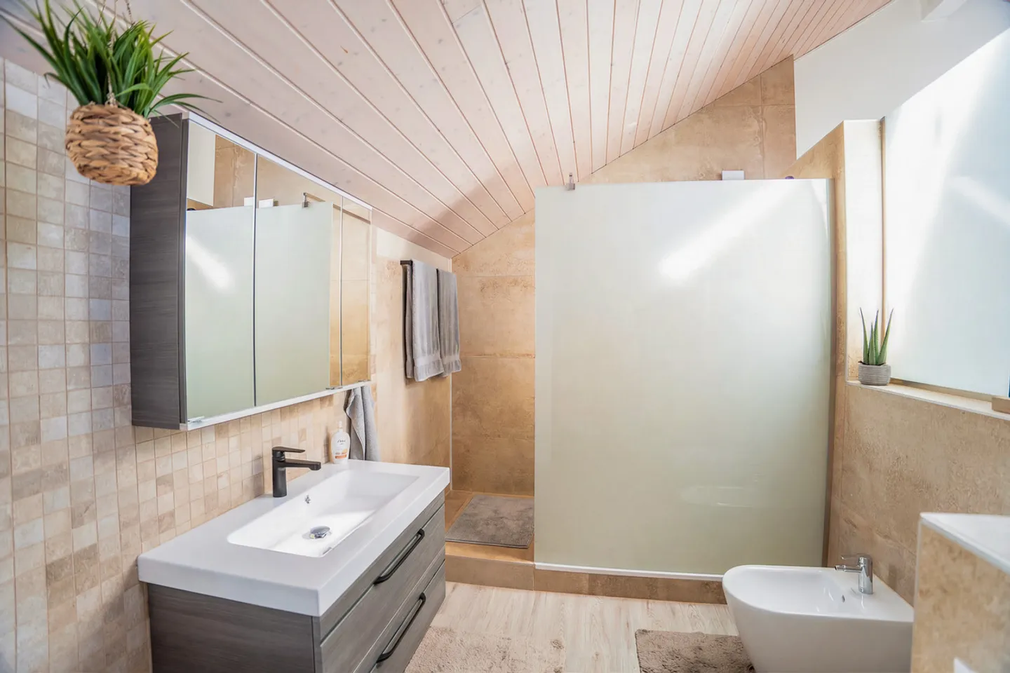 Renovated Duplex Attic Apartment - Photo 7 of 12