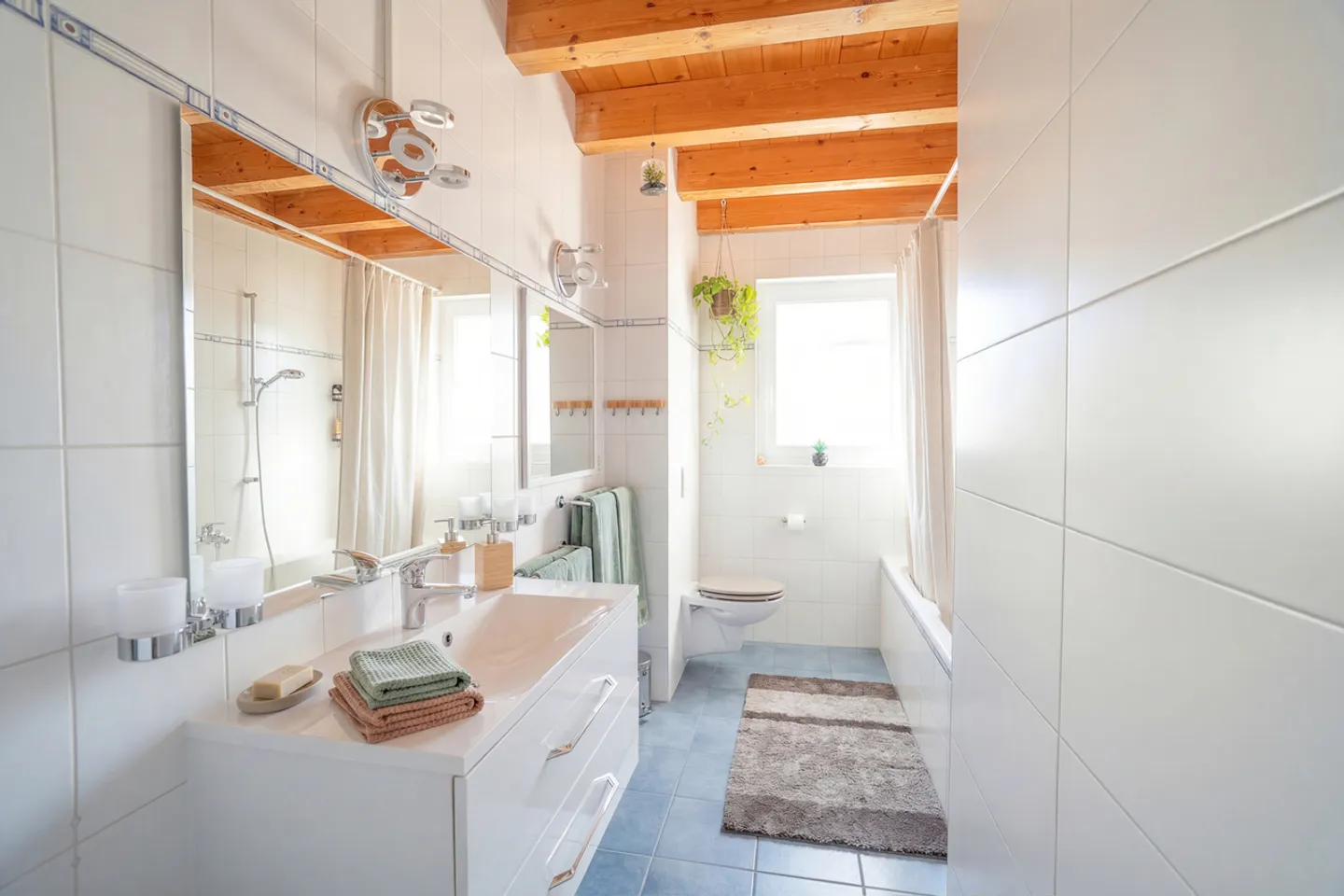 Renovated Duplex Attic Apartment - Photo 9 of 12