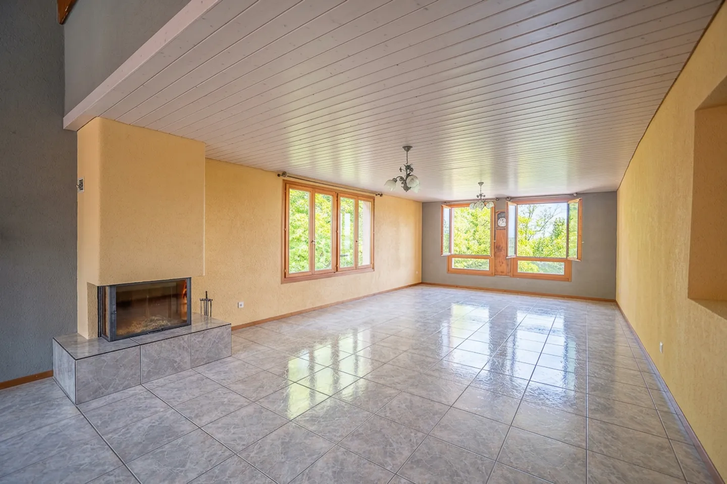 Spacious family home - a property with great renovation potential - Photo 2 of 6